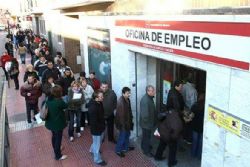 Spains unemployment falls by 100,000 in June as tourism season kicks off