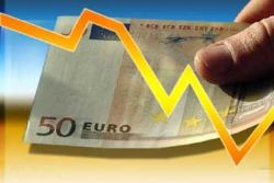 Euro falls to one-month low as political worries heighten