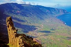 El Hierro Volcanolgists report new island may be formed