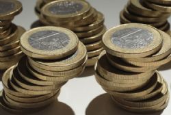 Sterling rises vs euro as Spain auction eyed