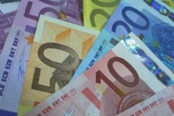 Funds dip their toes into Spanish debt Funds dip their toes into Spanish debt