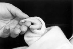 Spain extends working mothers' monthly €100 check Spain extends working mothers' monthly €100 check